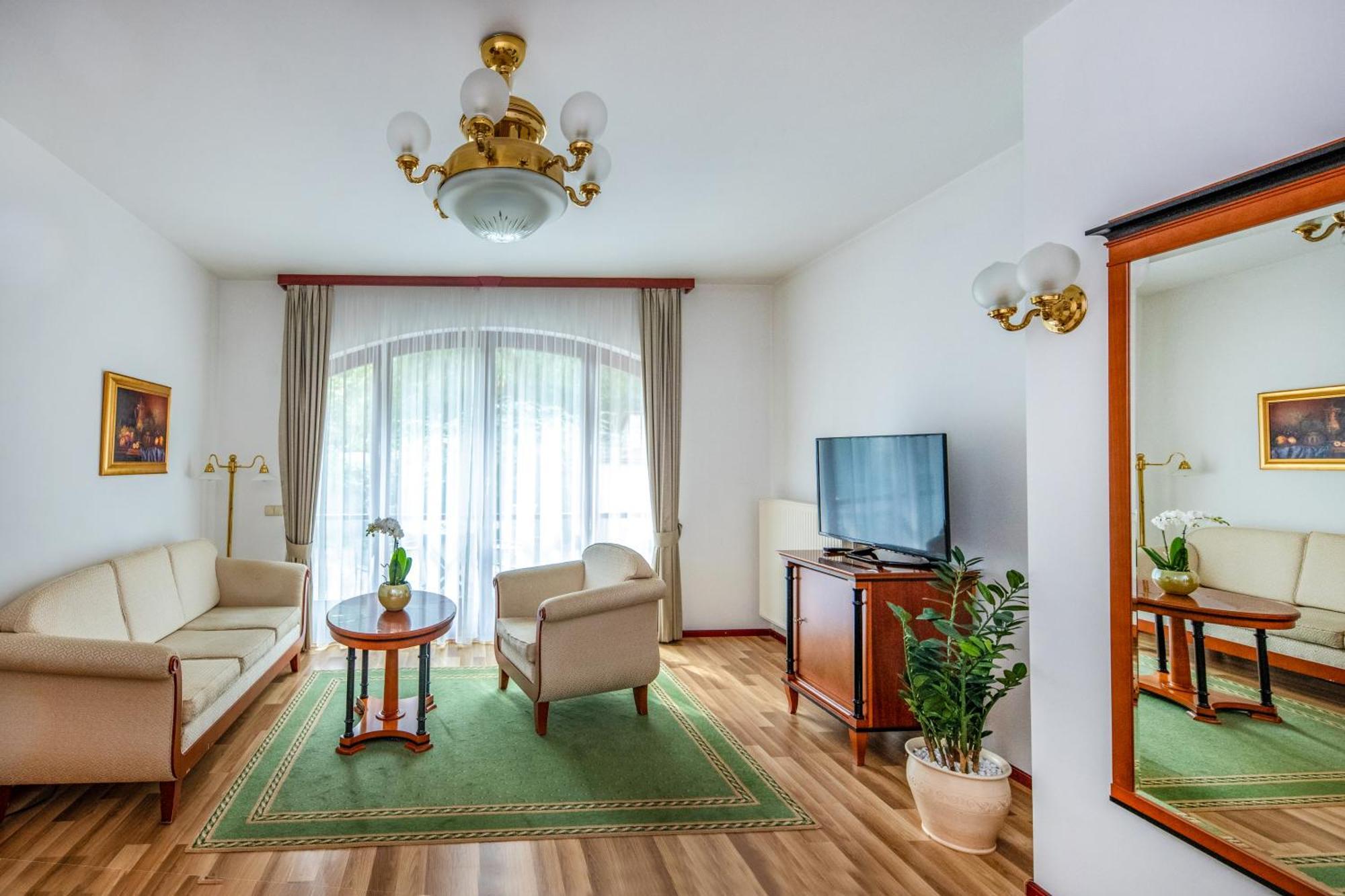 Szarvaskut Hotel Zirc Exterior photo