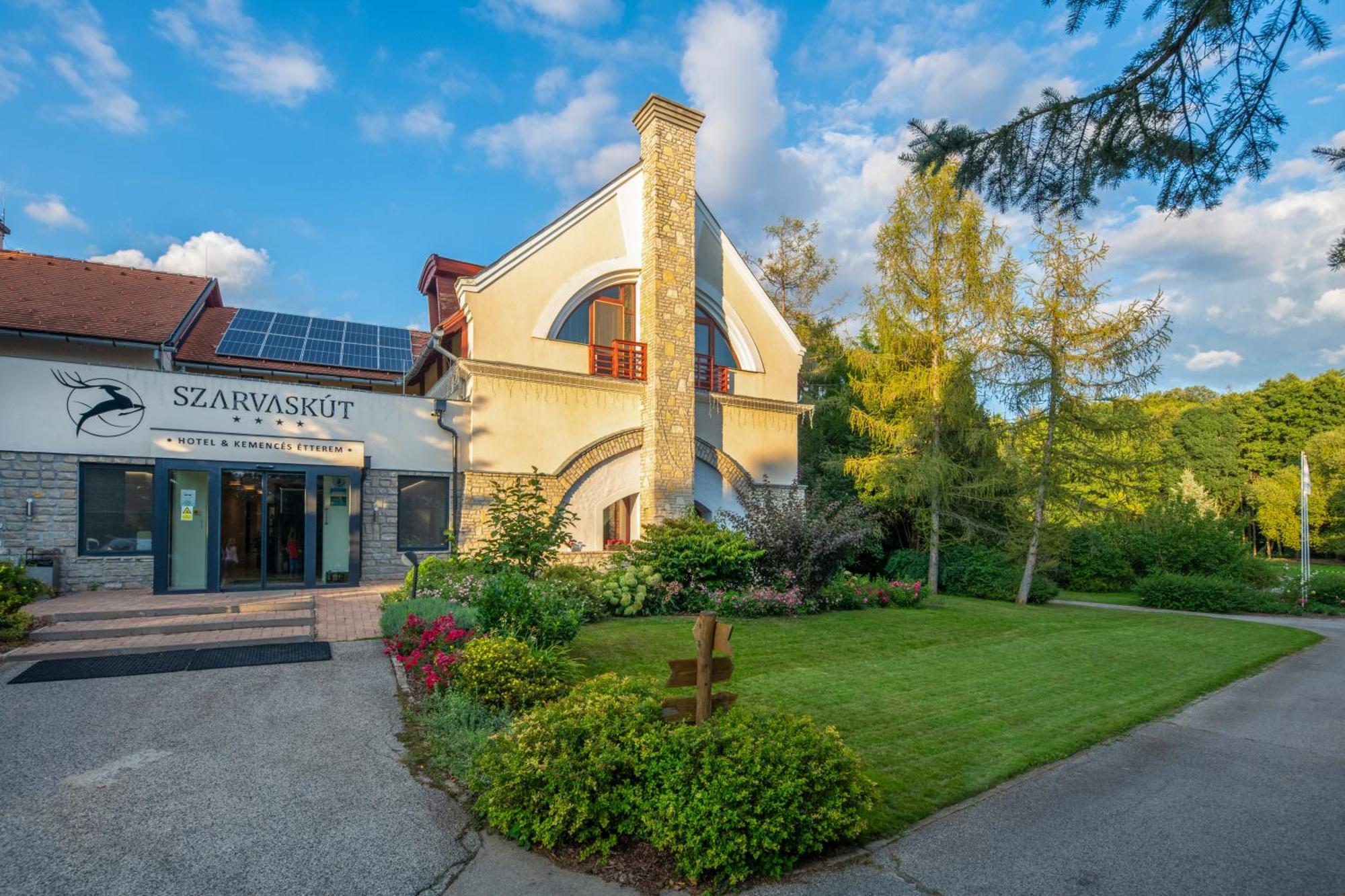 Szarvaskut Hotel Zirc Exterior photo