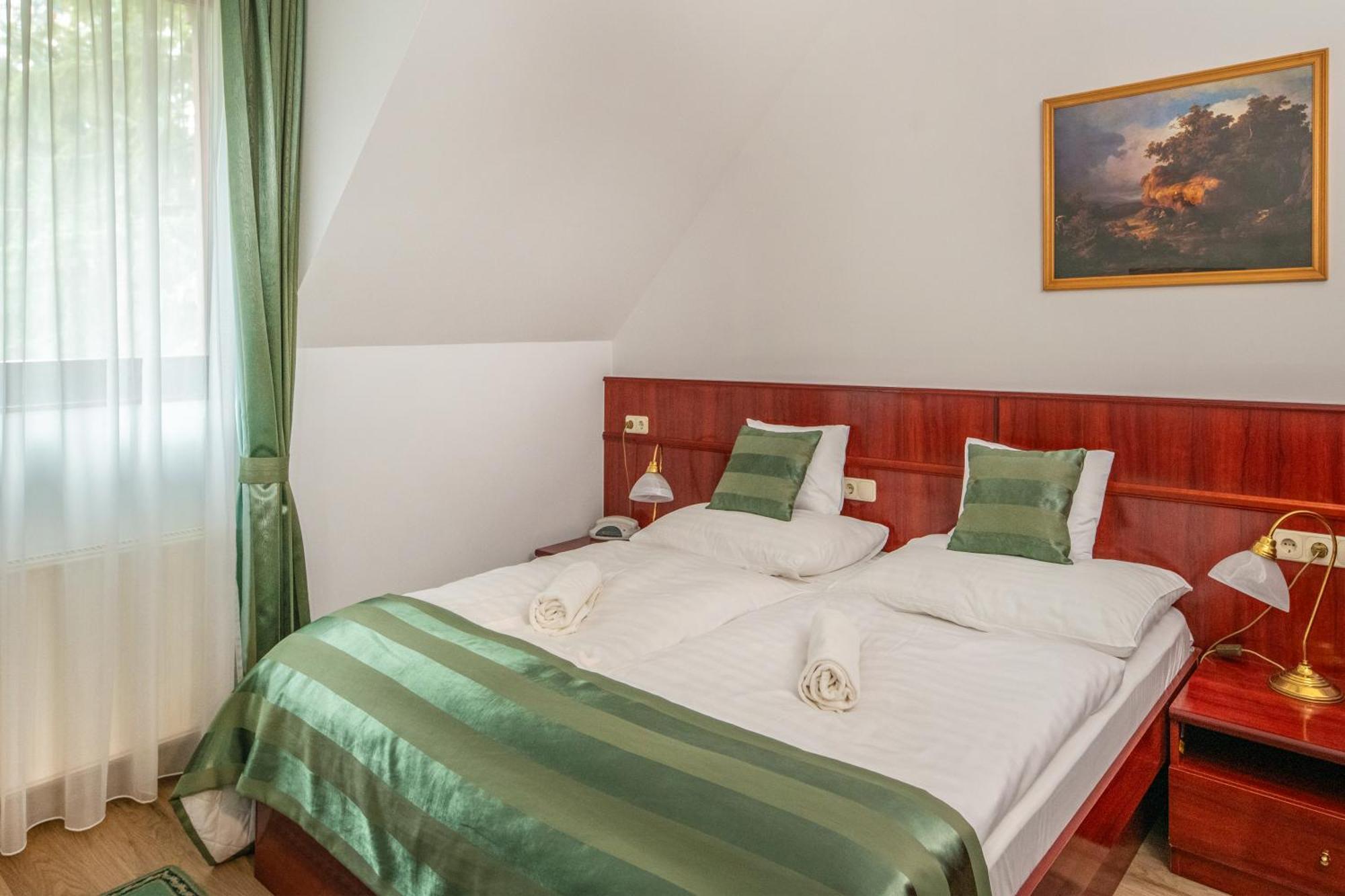 Szarvaskut Hotel Zirc Exterior photo