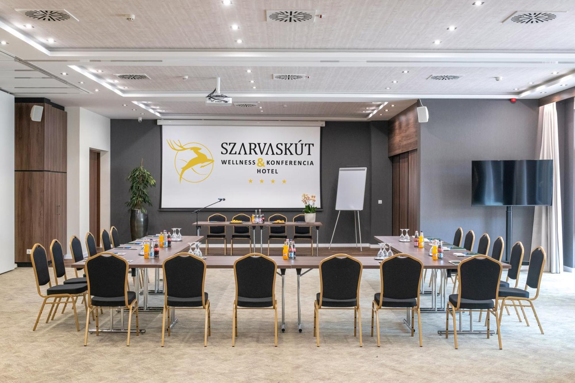Szarvaskut Hotel Zirc Exterior photo
