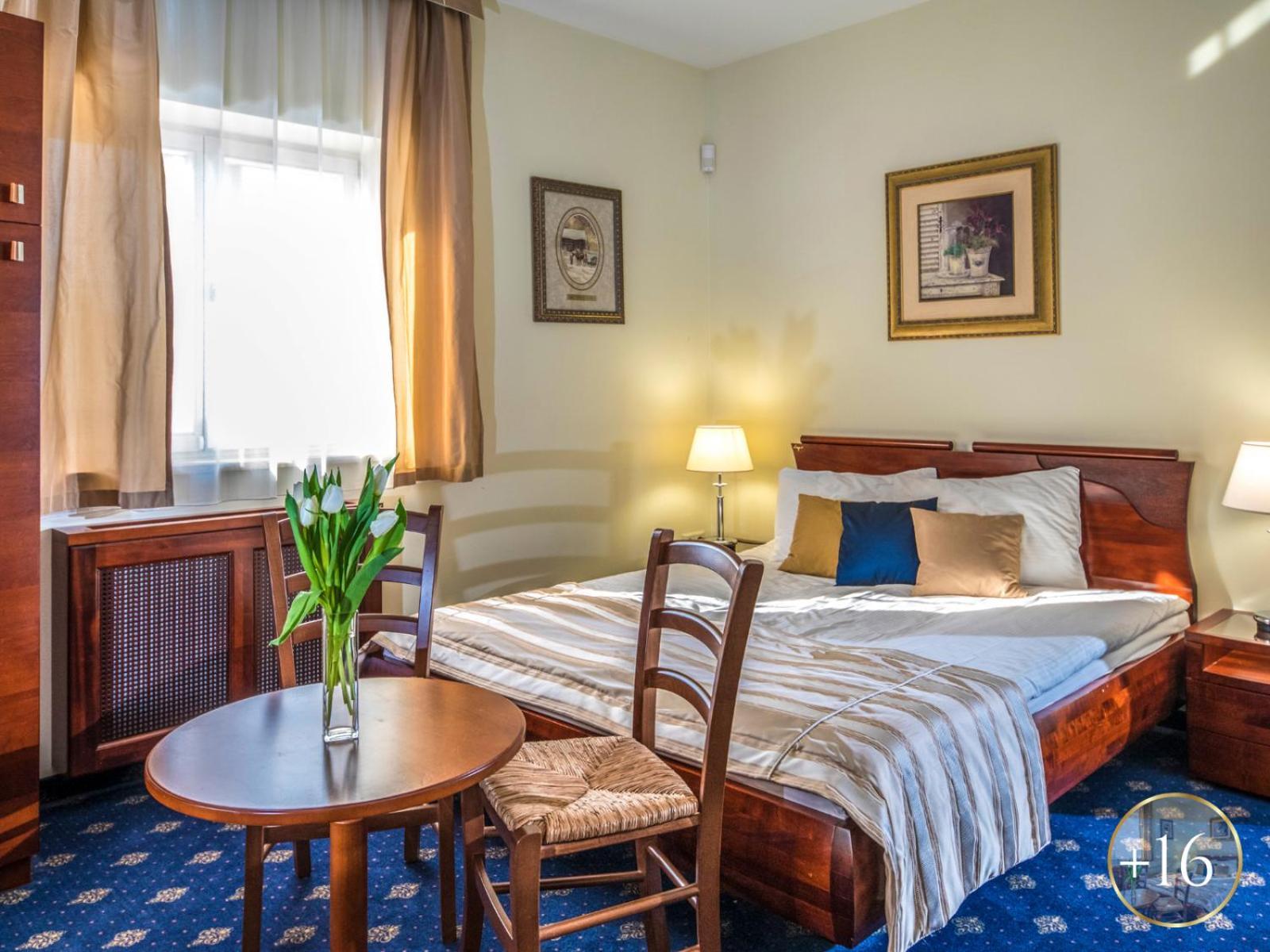 Szarvaskut Hotel Zirc Exterior photo